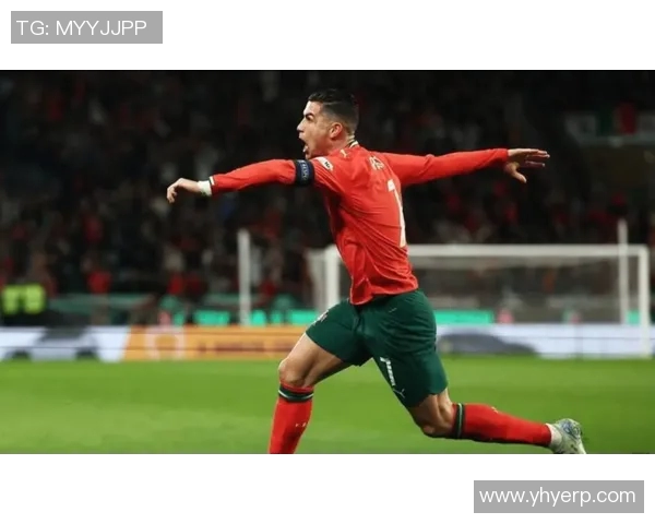 球迷冲进场内抢C罗球衣欧冠赛场上演荒唐一幕